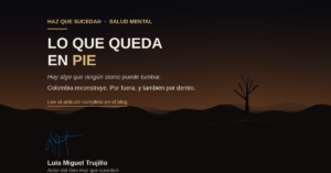 Un árbol solitario en pie al amanecer, con grietas sutiles en el suelo, representando la resiliencia de Colombia tras el terremoto