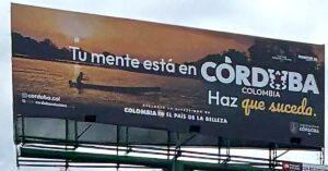 Valla de la campaña de turismo de Córdoba, Colombia, con la frase Tu mente está en Córdoba. Haz que suceda.
